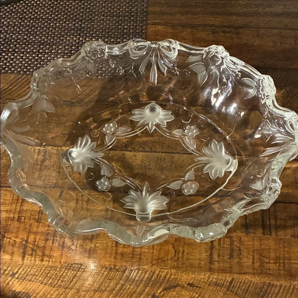 Elegant Clear Glass Serving Bowl - Picture 1 of 4
